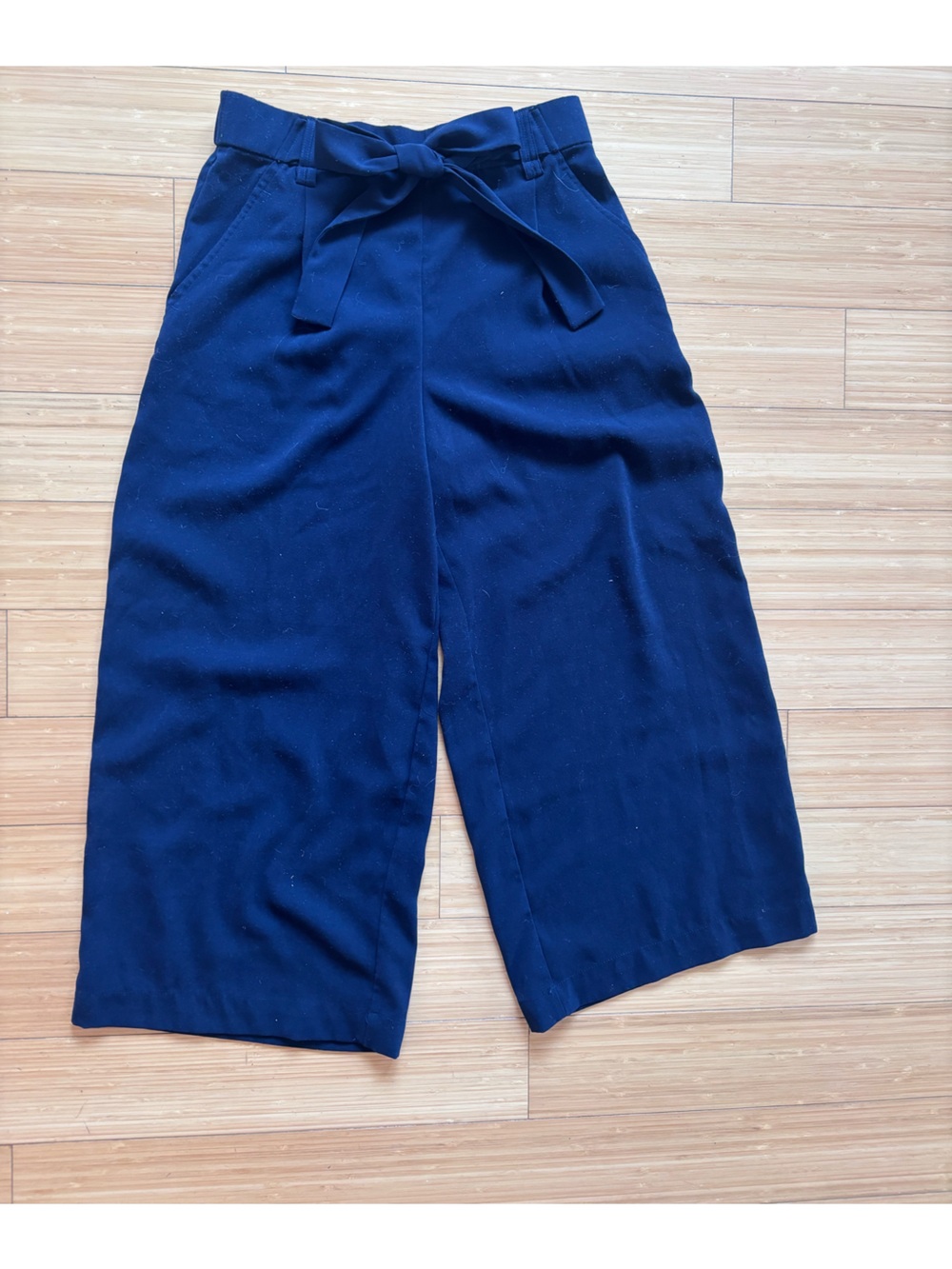 Wide-Leg Cropped Trousers in Navy Blue